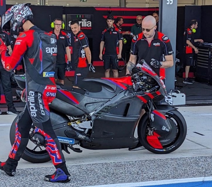 Δοκιμάζει carbon πλαίσιο η Aprilia και ο Savadori μας είπε ότι οι πρώτες εντυπώσεις είναι θετικές